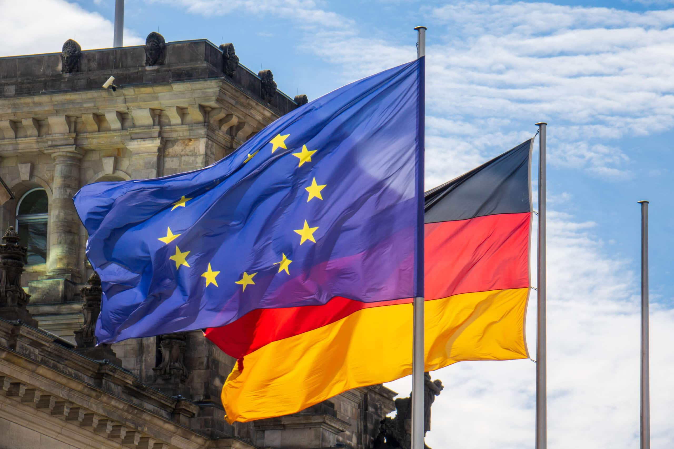 EU- und Deutschlandflagge – Symbol für den Lebensmittelrohstoffmarkt in Europa und Deutschland