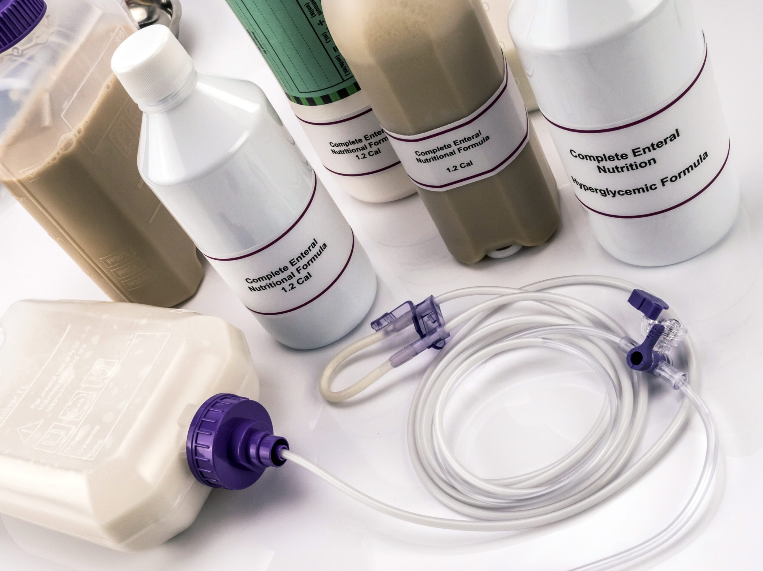 Milchproteinbasierte Trinknahrung und enterale Ernährungslösungen – medizinische Ernährung für Klinik, Pflege und Diätetik.