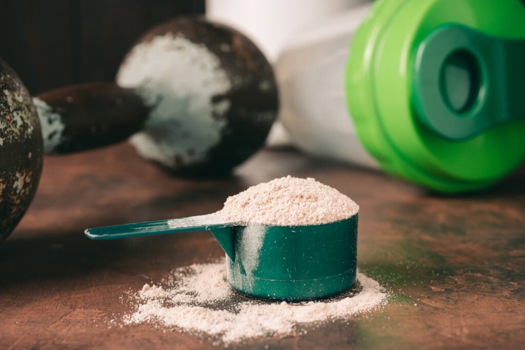 Molkenprotein im Messlöffel – hochwertiges Molkenprotein für Muskelaufbau, Fitness und Sporternährung.